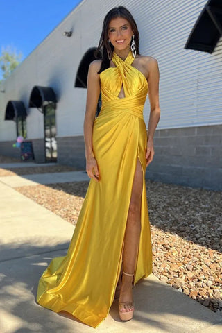 Vestido de fiesta largo amarillo de satén fruncido con escote halter y abertura PSK581