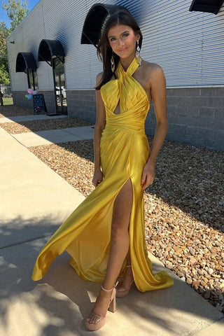 Vestido de fiesta largo amarillo de satén fruncido con escote halter y abertura PSK581