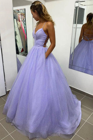 Glänzendes lavendelfarbenes A-Linien-Ballkleid aus Tüll mit V-Ausschnitt und Tasche, PSK367