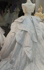 Robe de bal argentée à manches courtes, bustier irisé orné de perles et jupe à volants sculpturaux