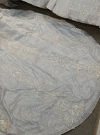 Robe de bal argentée à manches courtes, bustier irisé orné de perles et jupe à volants sculpturaux