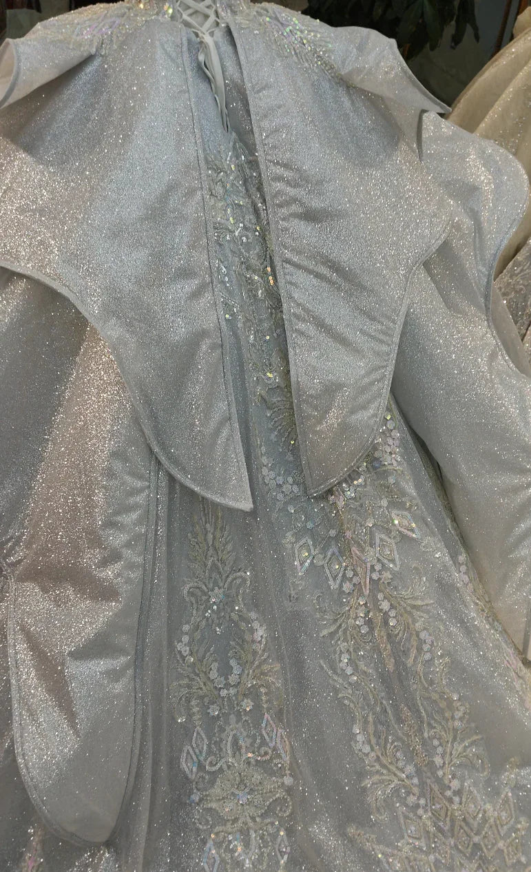 Robe de bal argentée à manches courtes, bustier irisé orné de perles et jupe à volants sculpturaux