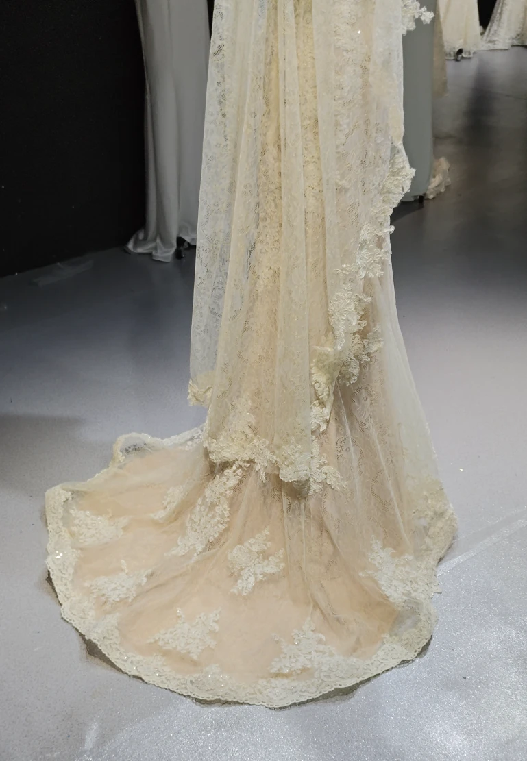 Vintage Lace Mandarin Veil by ZAPDRESS