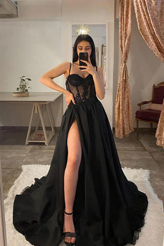 Vestido de fiesta negro con tirantes finos, abertura en el muslo y apliques de encaje PSK359