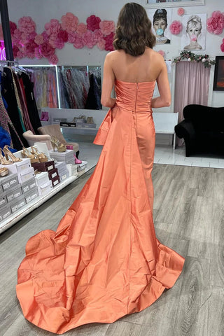 Trägerloses, gerüschtes, magentafarbenes Maxi-Ballkleid mit Hofschleppe PSK546