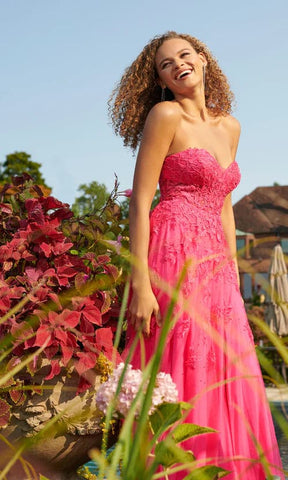 Vestidos de fiesta de graduación en rosa intenso sin tirantes y escote corazón VMP78 
