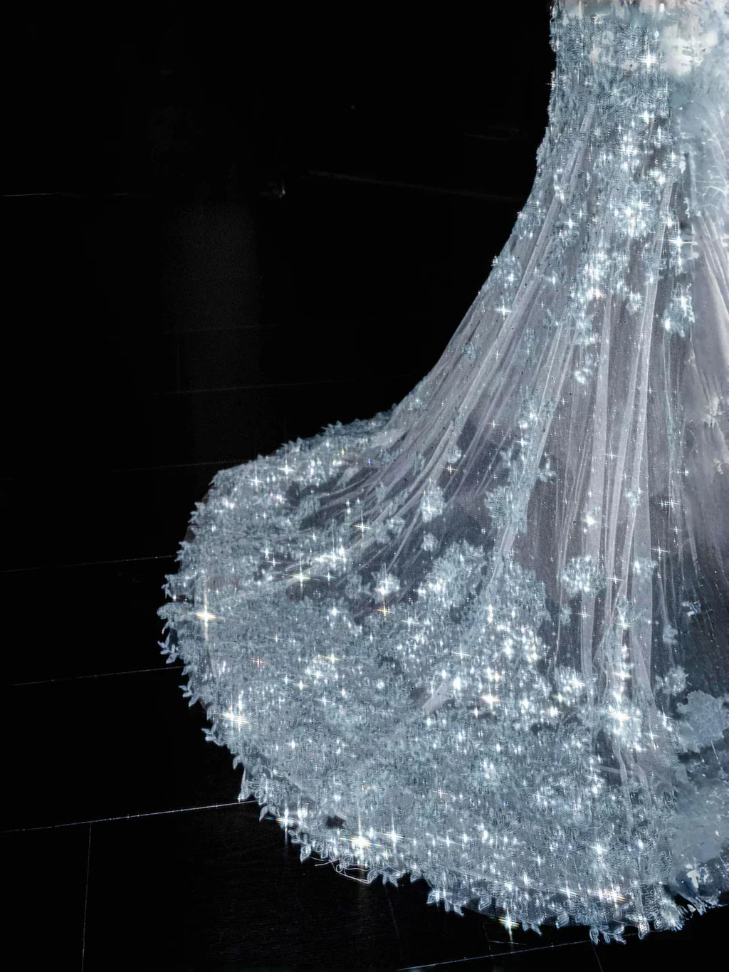 فستان سهرة طويل بحري مزين بتطريزات الترتر من تول أزرق حلم Y8673