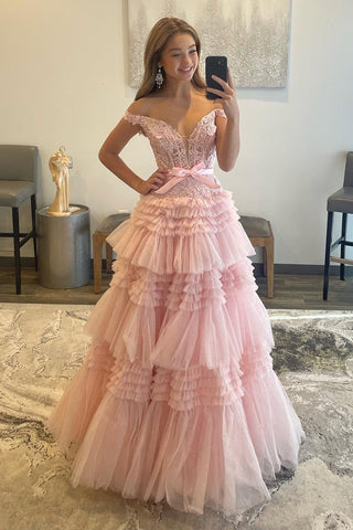 Vestido de fiesta largo rosa claro con volantes y corte princesa en A y hombros descubiertos