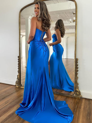 Nadia | Langes, trägerloses Ballkleid aus Satin im Meerjungfrauenstil mit Schlitz