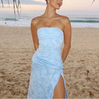 فستان سهرة طويل أزرق أنيق بدون أكتاف من الساتان بطبعة زهور، تصميم ضيق مع شق، موديل Y8152