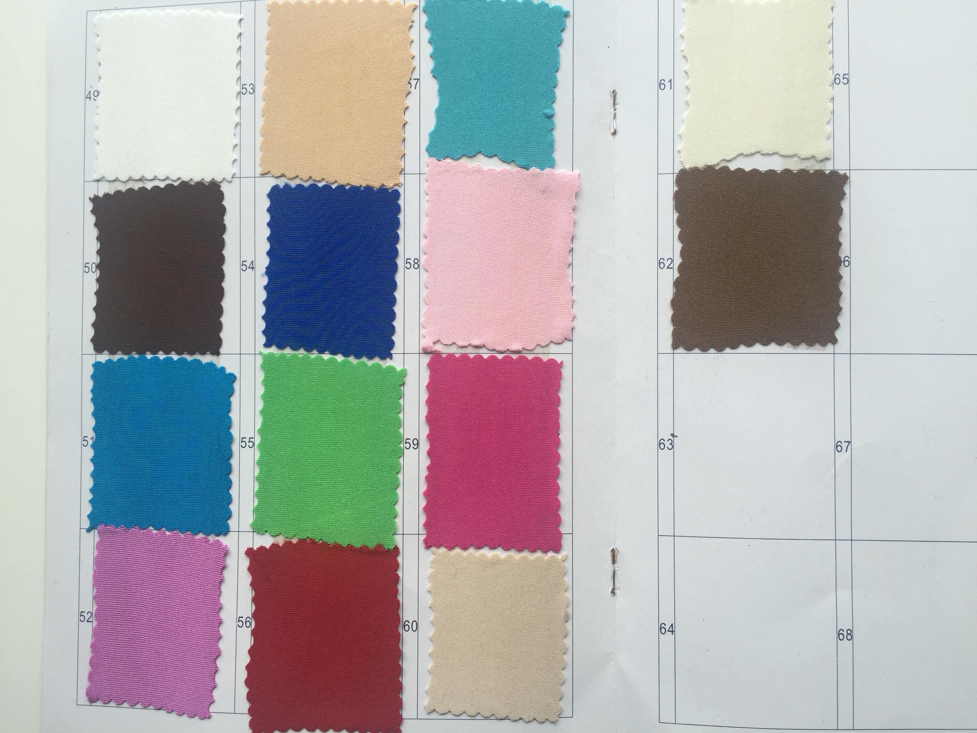 Abito rosso per rientro a casa a linea A con spalle scoperte e applicazioni in pizzo PD122