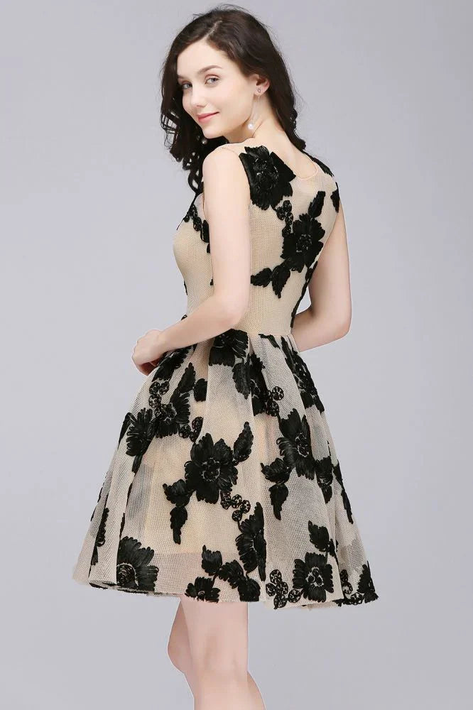 Abito corto a linea A in tulle nudo elegante per ritorno a casa con fiori