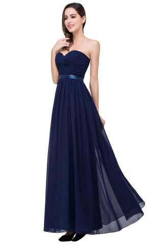 Vestido de dama de honor de gasa sin tirantes de corte A con drapeado