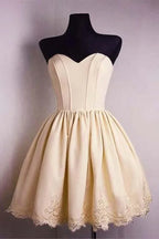 فساتين العودة إلى المنزل ساتان بدون أكمام بقصة على شكل حرف A وياقة قلب مع تطريز دانتيل PD081