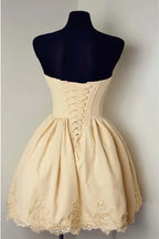 فساتين العودة إلى المنزل ساتان بدون أكمام بقصة على شكل حرف A وياقة قلب مع تطريز دانتيل PD081