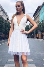 Vestido de festa preto, comprimento até ao joelho, com decote em V e aplicação de contas PD037