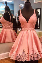 A-Linie V-Ausschnitt Plissee Kurzes Rotes Satin Homecoming Kleid PD026