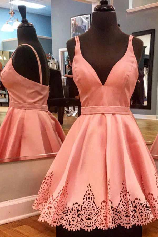 Vestido Curto Vermelho de Cetim com Pregas, Decote em V e Corte em A para Festa de Regresso a Casa PD026