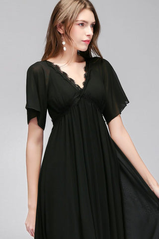 Vestido largo de dama de honor de gasa negra con escote en V y mangas cortas