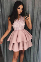 Vestido de cetim para baile de finalistas com decote em V e camadas, com apliques PD077