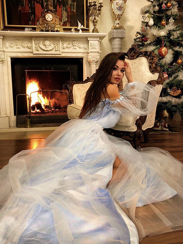 Elegante vestido de fiesta de tul con hombros descubiertos, mangas largas y cuentas hasta el suelo. Main Image