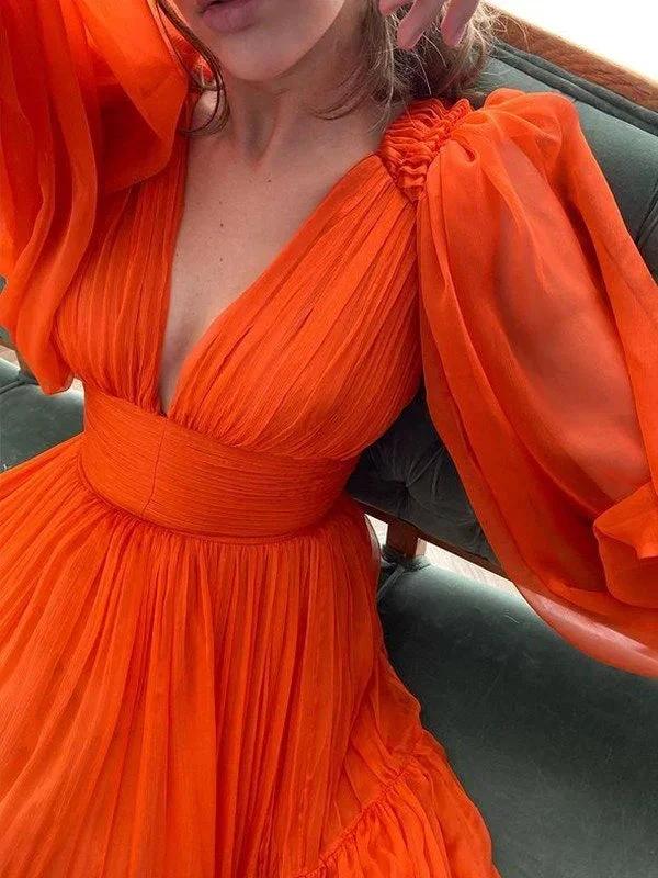 فساتين سهرة بتصميم خطي أنيق ورقبة على شكل حرف V وأكمام طويلة وتفاصيل شيفون مطوي ثلاثية الأبعاد