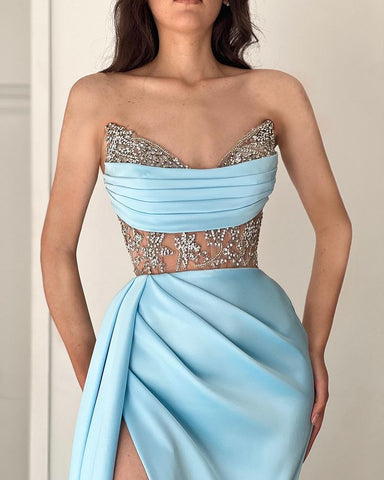 Vestido de fiesta largo azul cielo sin tirantes, estilo sirena, con abertura y detalles de cuentas