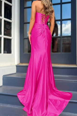 Nadia | Langes, trägerloses Ballkleid aus Satin im Meerjungfrauenstil mit Schlitz