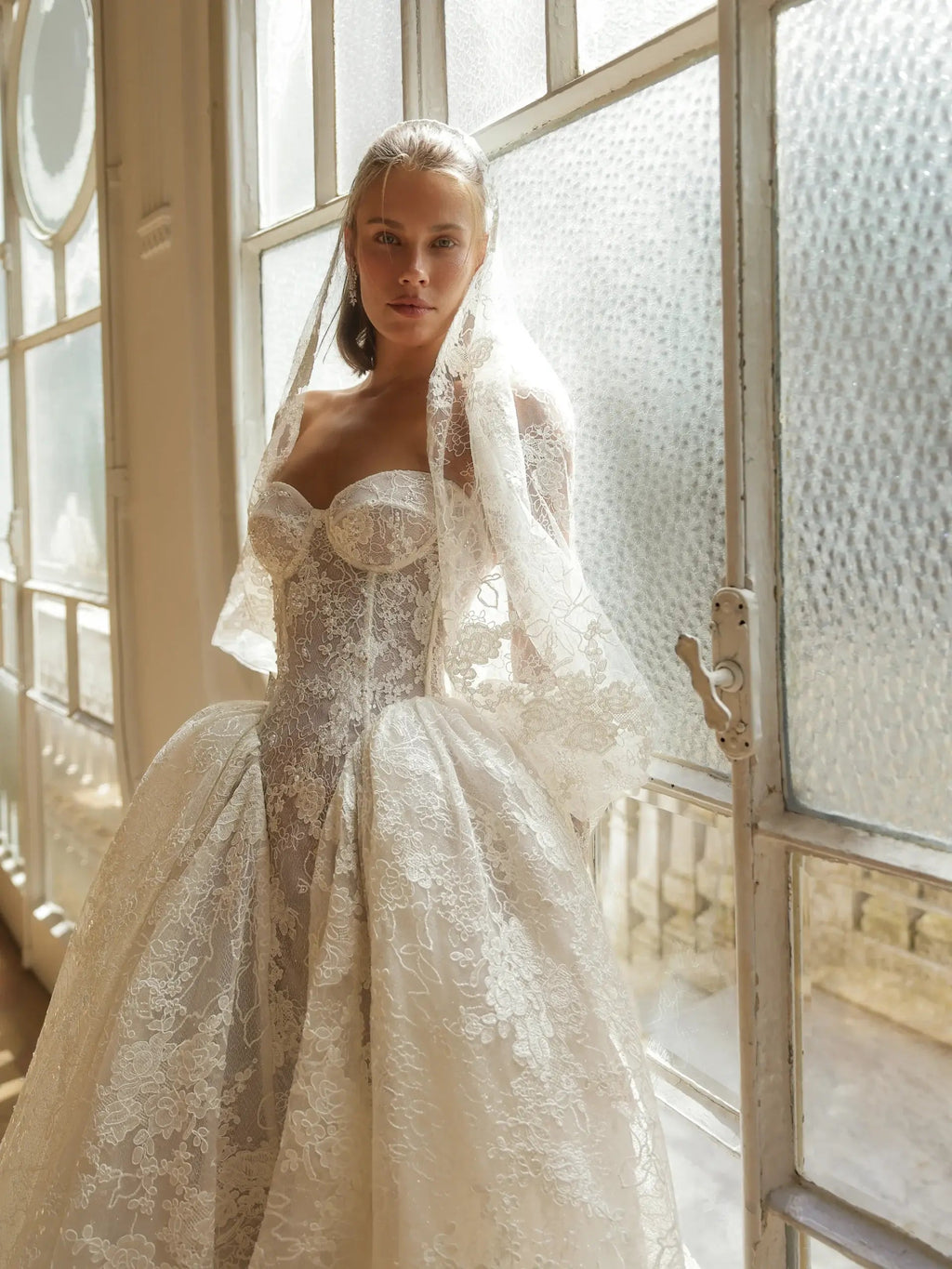 Glamorous Ivory Lace Sweetheart Nec Ball Gown Wedding Dress with Veil SW184