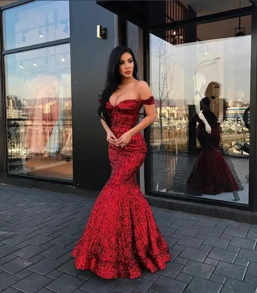 Abito lungo color bordeaux a sirena con paillettes e scollo a barca per ballo formale