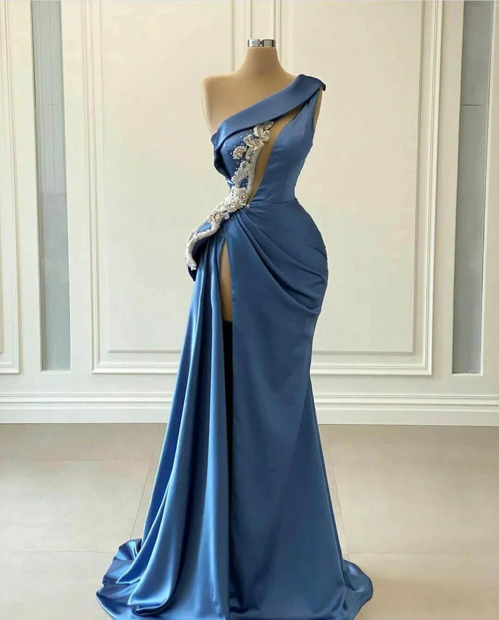 Elegante vestido de fiesta de satén con un solo hombro, corte sirena y abertura