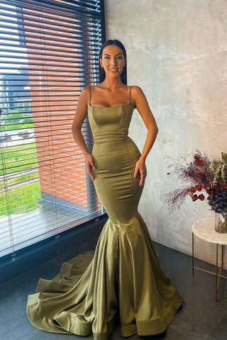 Elegante vestido de fiesta de sirena largo hasta el suelo con tirantes finos y volantes