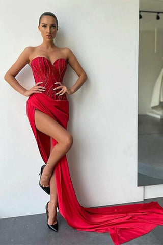 Vestido de fiesta de sirena sin mangas con escote corazón, detalles de cuentas y abertura atrevida