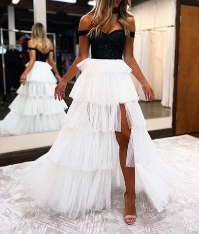 Vestido de fiesta largo en blanco y negro con corte A, sin tirantes y con capas