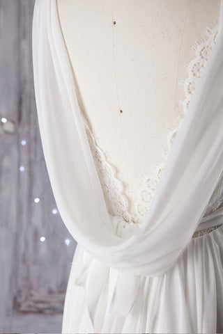 Erschwingliches A-Linien-Brautkleid mit asymmetrischer Spitze und offenem Rücken aus Chiffon