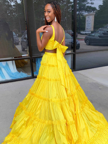 Aloe | A-Linien-Ballkleid aus gelbem Taft mit V-Ausschnitt und Rüschen
