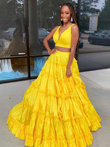 Aloe | A-Linien-Ballkleid aus gelbem Taft mit V-Ausschnitt und Rüschen