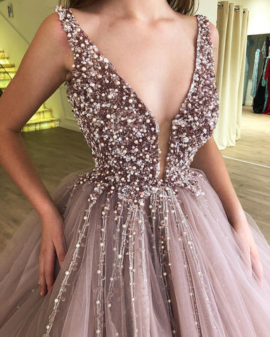 Wunderschönes langes Ballkleid aus Tüll mit V-Ausschnitt und Perlenbesatz
