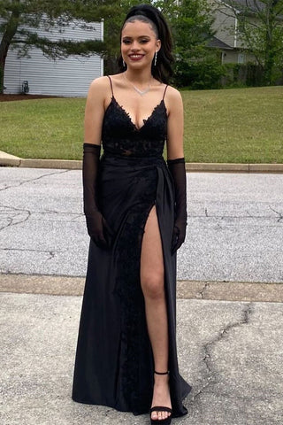 Erstaunliches langes schwarzes ärmelloses Ballkleid aus Spitze mit V-Ausschnitt und Spaghettiträgern und Schlitz