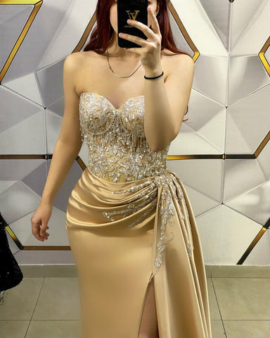 Erstaunliches langes Champagner-ärmelloses Perlenbesetztes Spitzen-Ballkleid mit Schlitz