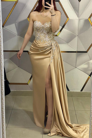 Erstaunliches langes Champagner-ärmelloses Perlenbesetztes Spitzen-Ballkleid mit Schlitz