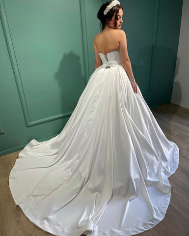 Erstaunliches langes weißes trägerloses A-Linien-Brautkleid mit Perlen