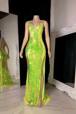 Wunderschönes Meerjungfrau-Ballkleid mit V-Ausschnitt, Spaghettiträgern und Schlitz vorne