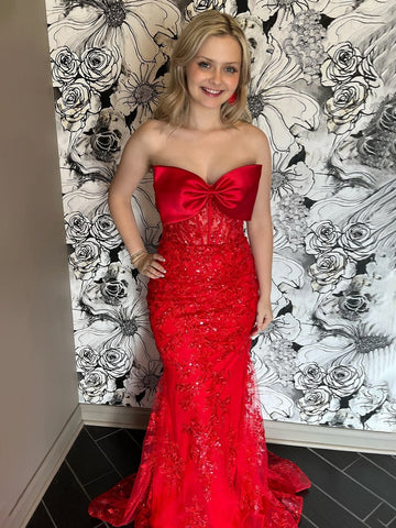 Arvin | Trägerloses, rotes, langes Ballkleid im Meerjungfrauen-Stil mit Spitzenapplikationen und Schleife