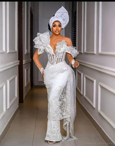 Asymmetrisches Meerjungfrau-Spitzen-Ballkleid mit luxuriösen Perlen