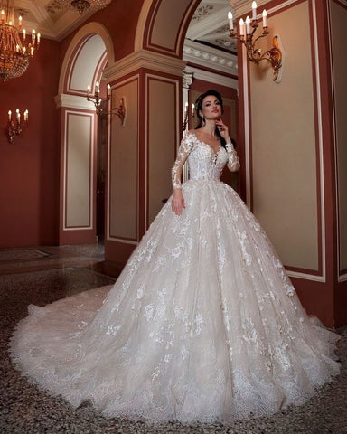 Attraktives langes A-Linien-Brautkleid mit Bateau-Ausschnitt, Perlenapplikationen und Spitzenschleppe und Ärmeln
