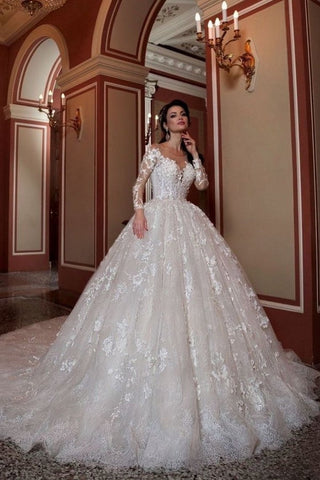 Attraktives langes A-Linien-Brautkleid mit Bateau-Ausschnitt, Perlenapplikationen und Spitzenschleppe und Ärmeln