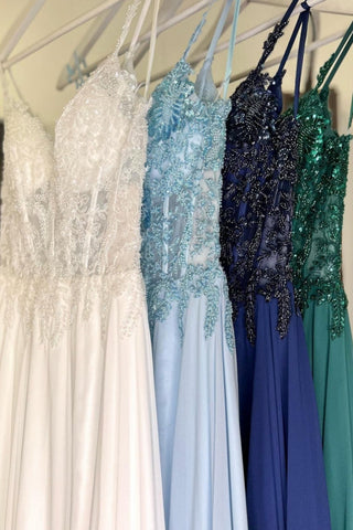 Attraktives langes grünes A-Linien-Ballkleid mit Spaghettiträgern und Schlitz