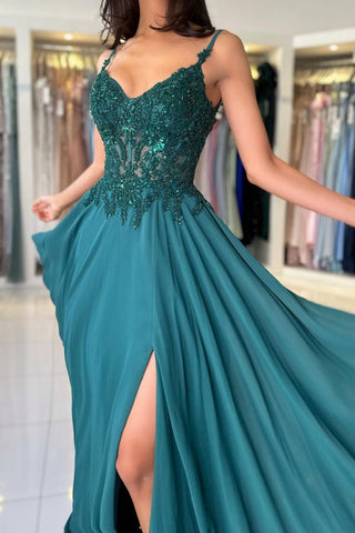 Attraktives langes grünes A-Linien-Ballkleid mit Spaghettiträgern und Schlitz