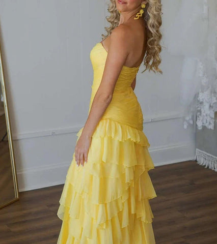 Aurora | Gelbes, langes Ballkleid mit Rüschen und Schlitz
